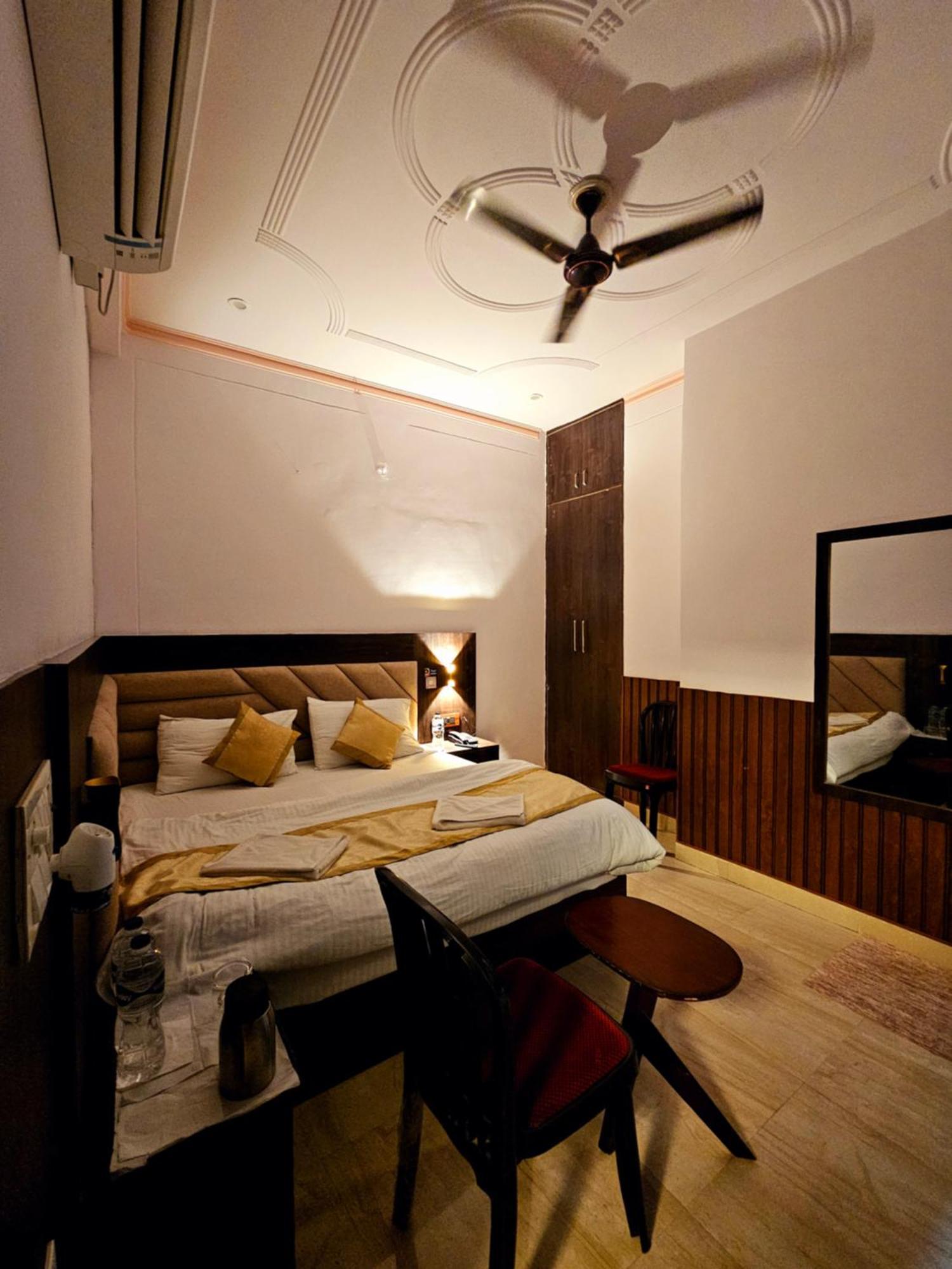 Shri Krishna Divine Dham Hotel Mathura Buitenkant foto