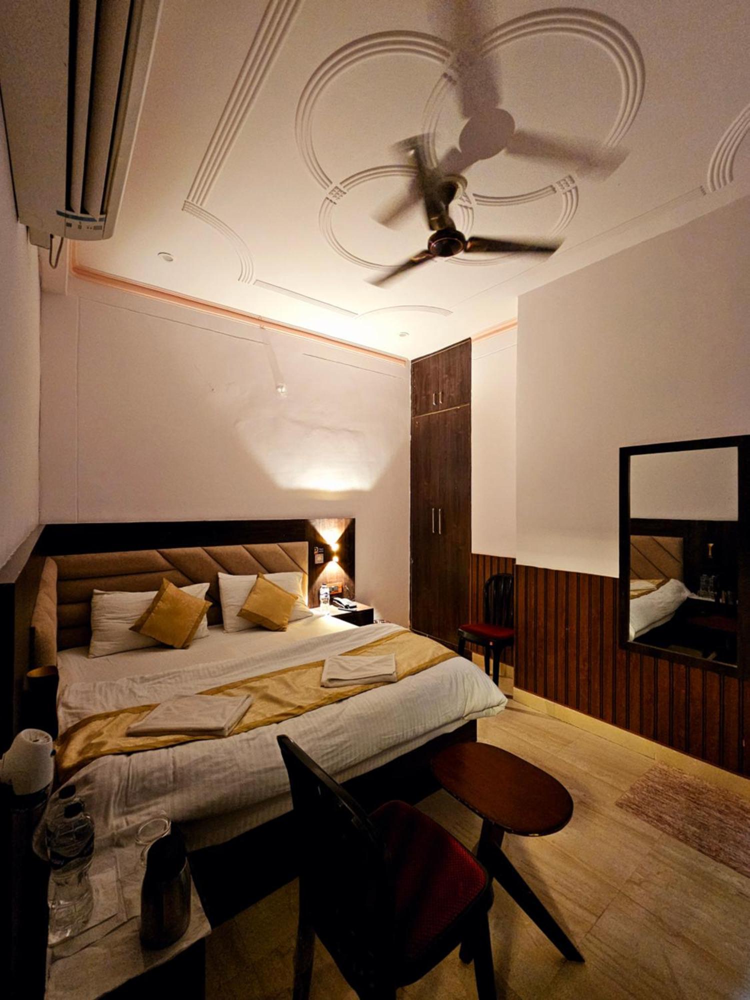 Shri Krishna Divine Dham Hotel Mathura Buitenkant foto
