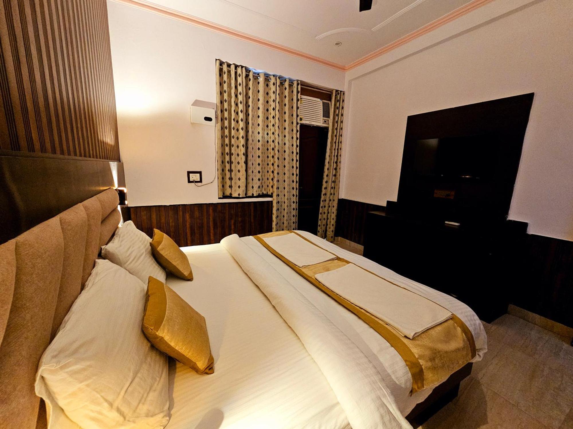 Shri Krishna Divine Dham Hotel Mathura Buitenkant foto