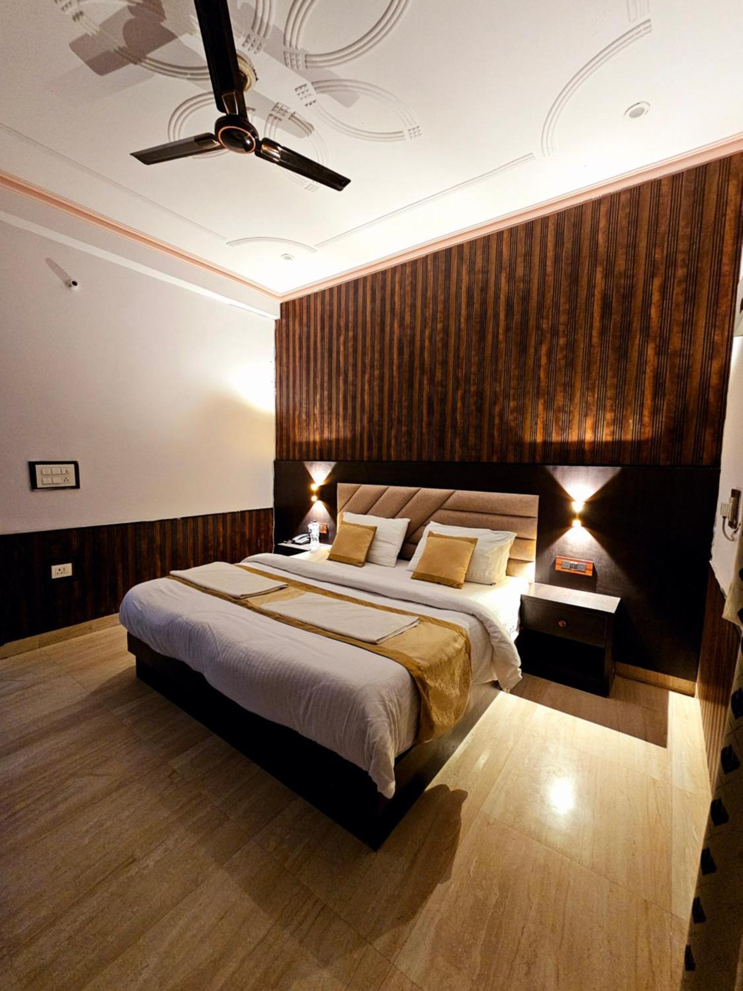 Shri Krishna Divine Dham Hotel Mathura Buitenkant foto