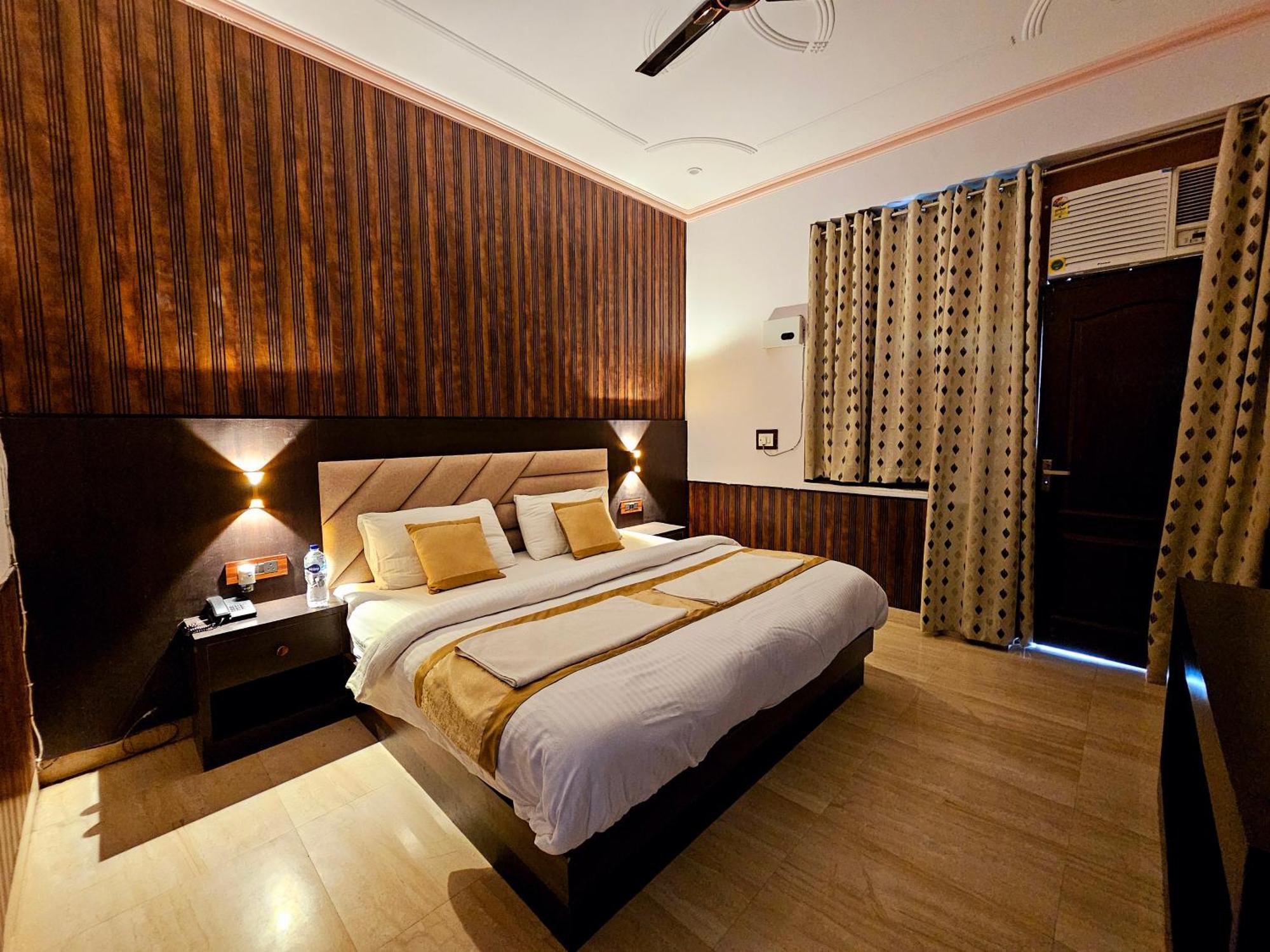 Shri Krishna Divine Dham Hotel Mathura Buitenkant foto
