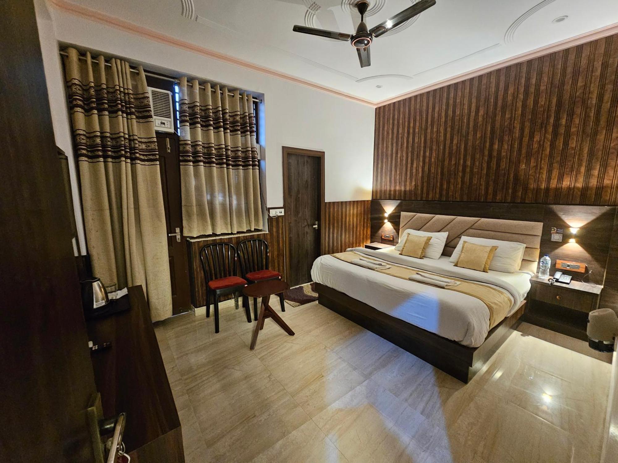 Shri Krishna Divine Dham Hotel Mathura Buitenkant foto