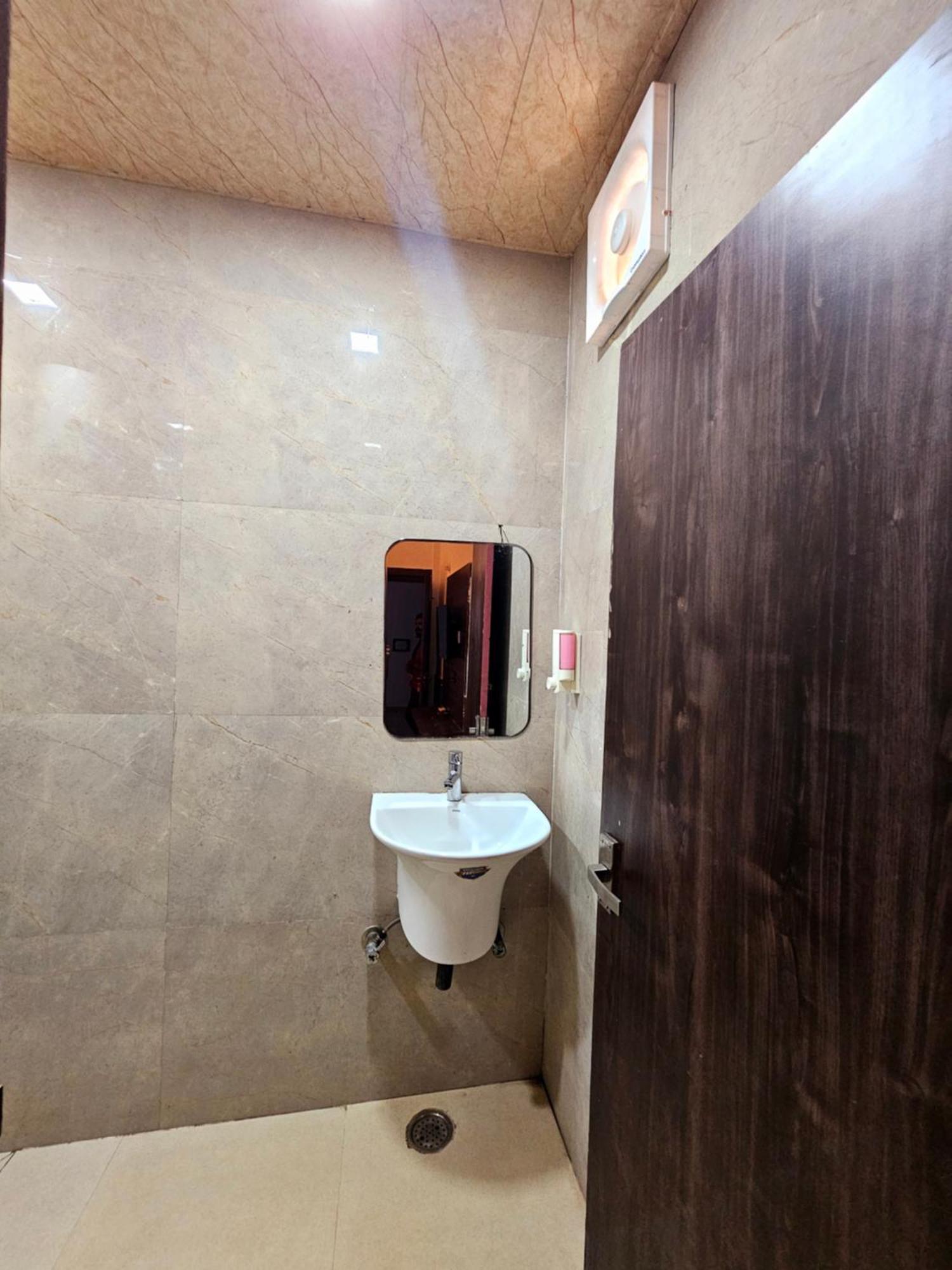 Shri Krishna Divine Dham Hotel Mathura Buitenkant foto