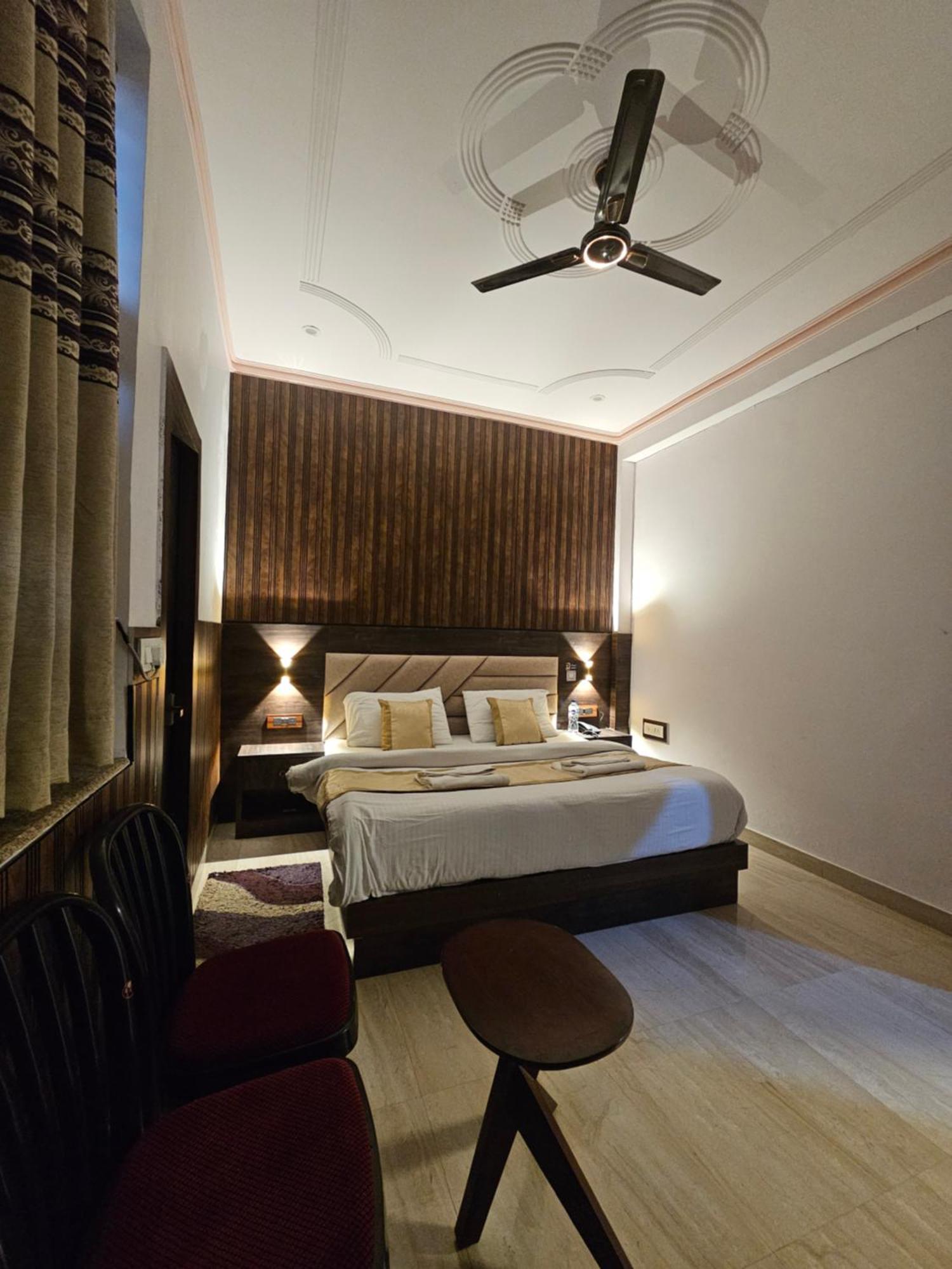 Shri Krishna Divine Dham Hotel Mathura Buitenkant foto