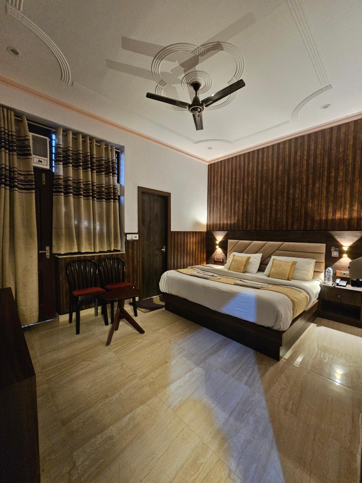 Shri Krishna Divine Dham Hotel Mathura Buitenkant foto