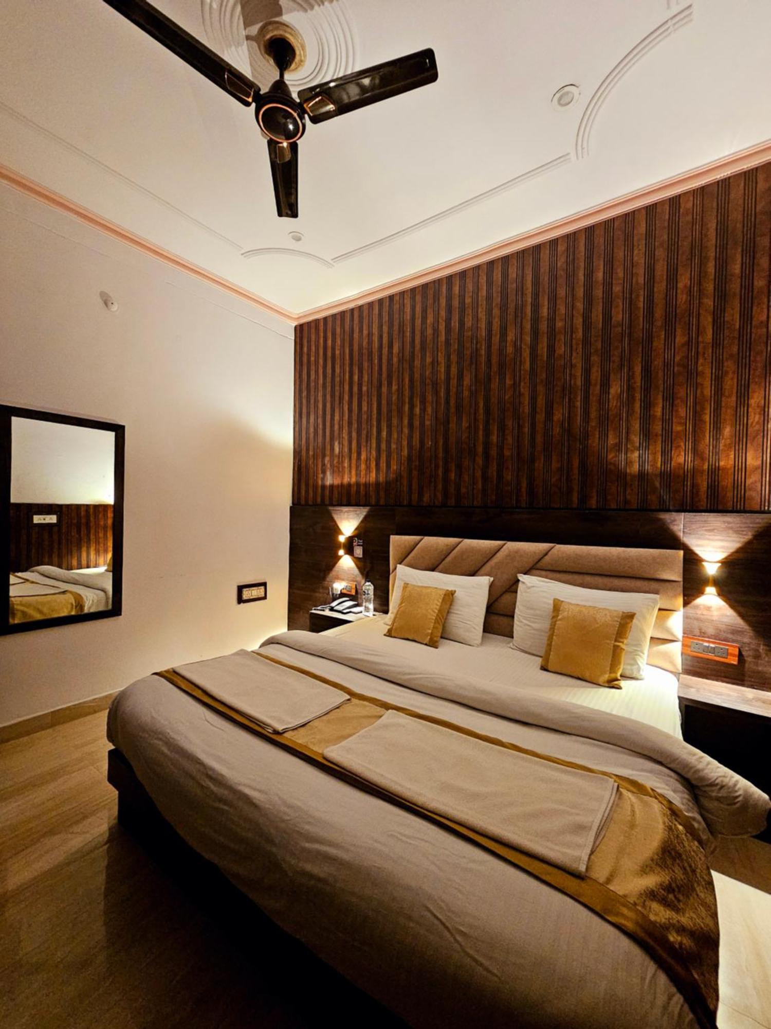 Shri Krishna Divine Dham Hotel Mathura Buitenkant foto