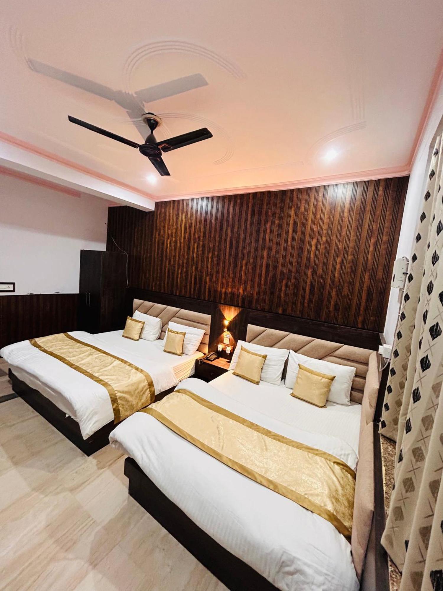 Shri Krishna Divine Dham Hotel Mathura Buitenkant foto