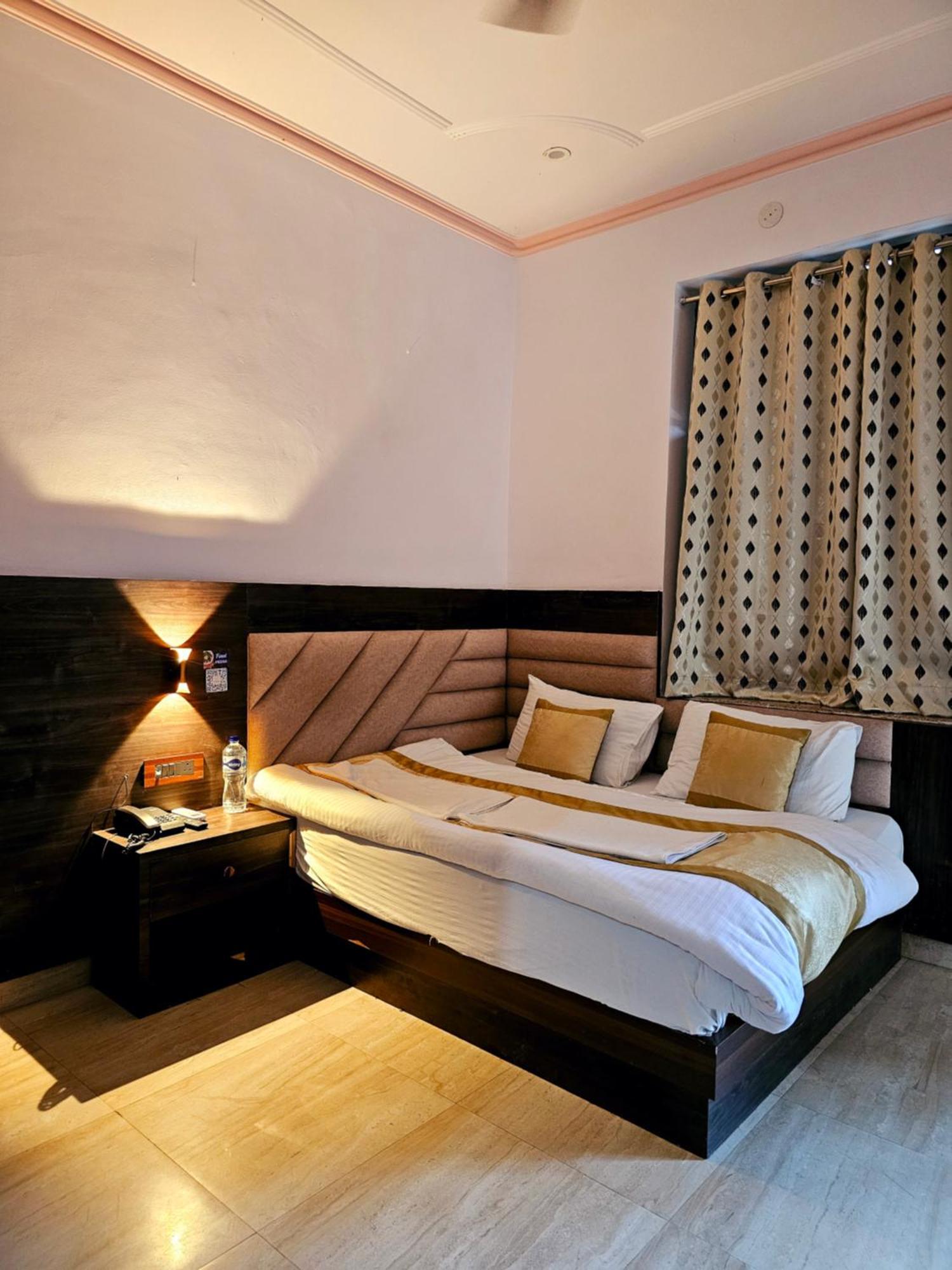 Shri Krishna Divine Dham Hotel Mathura Buitenkant foto